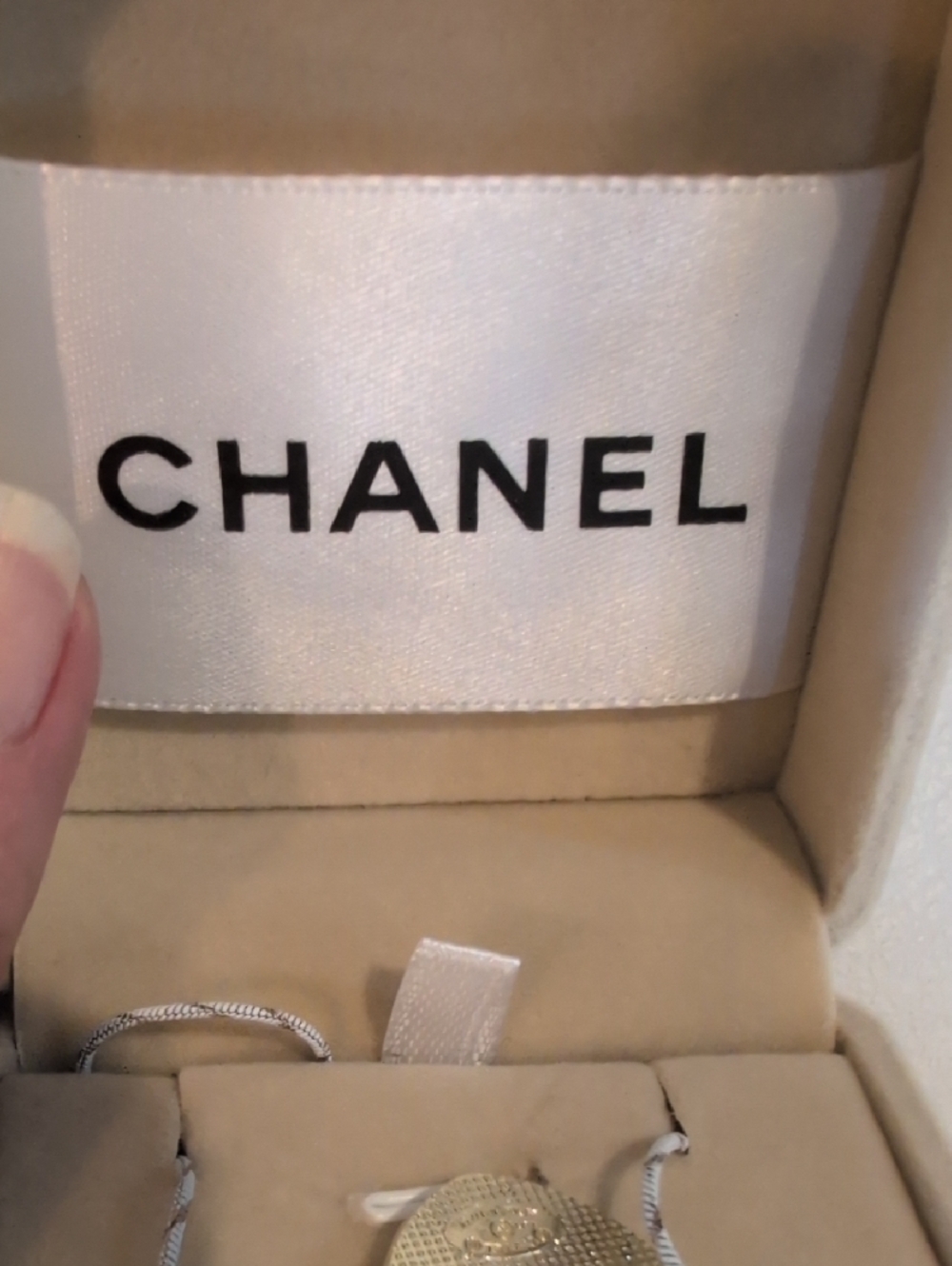 CHANEL White and Gold Heart Pendant Necklace with CC Motif - Picture 3 of 6